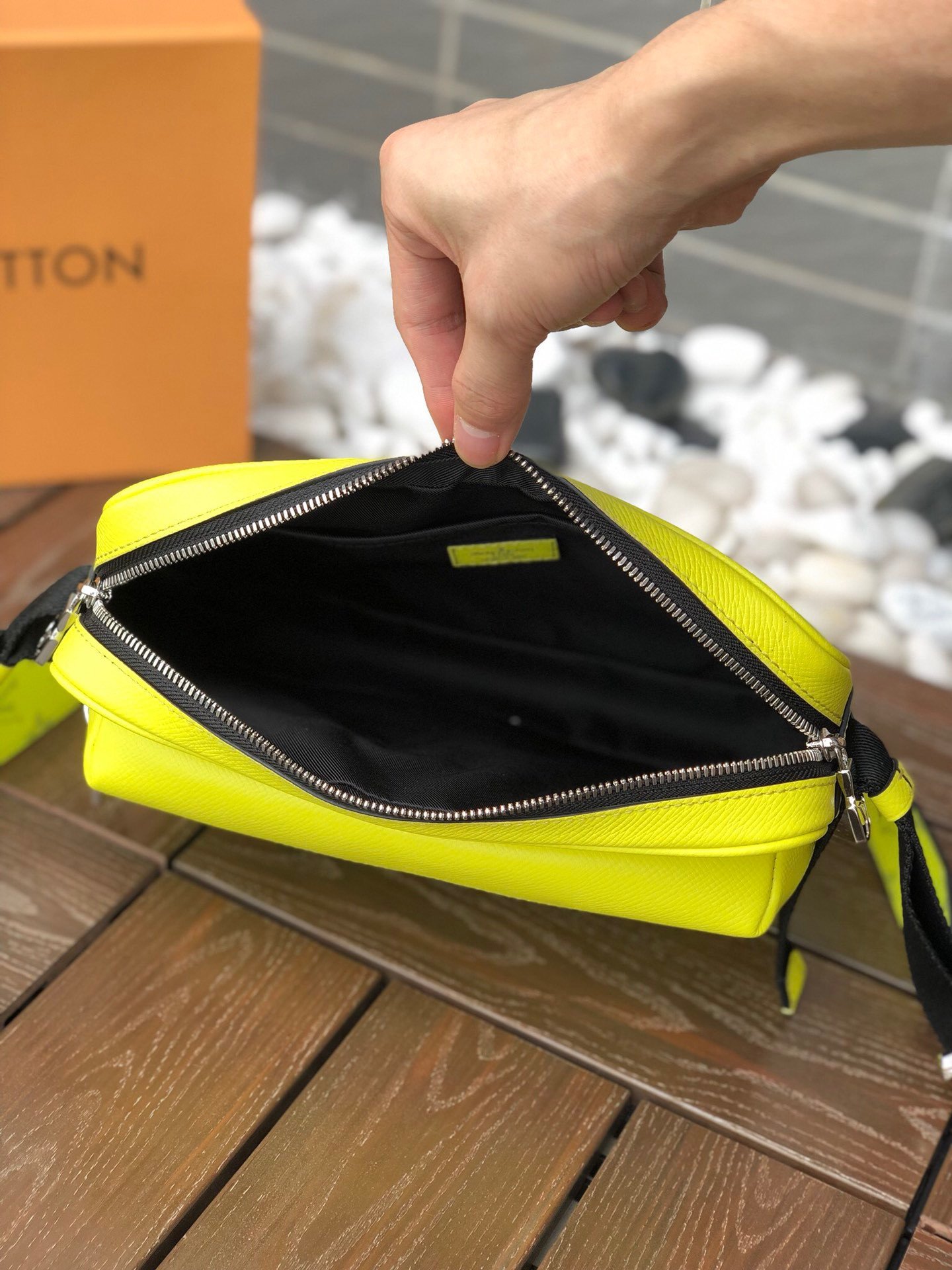 LV OUTDOOR MESSENGER M30239