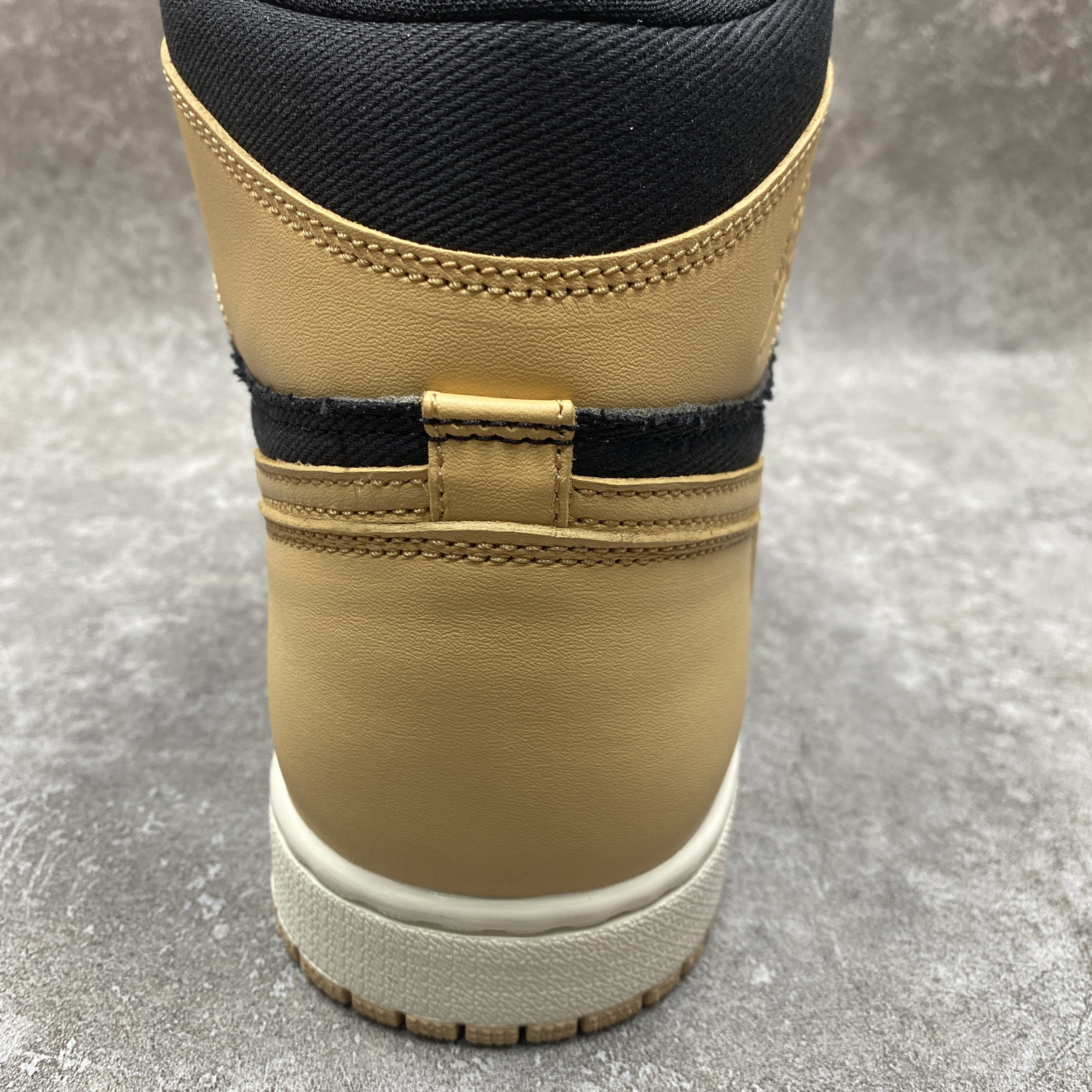 Air Jordan 1 Retro High OG Heirloom