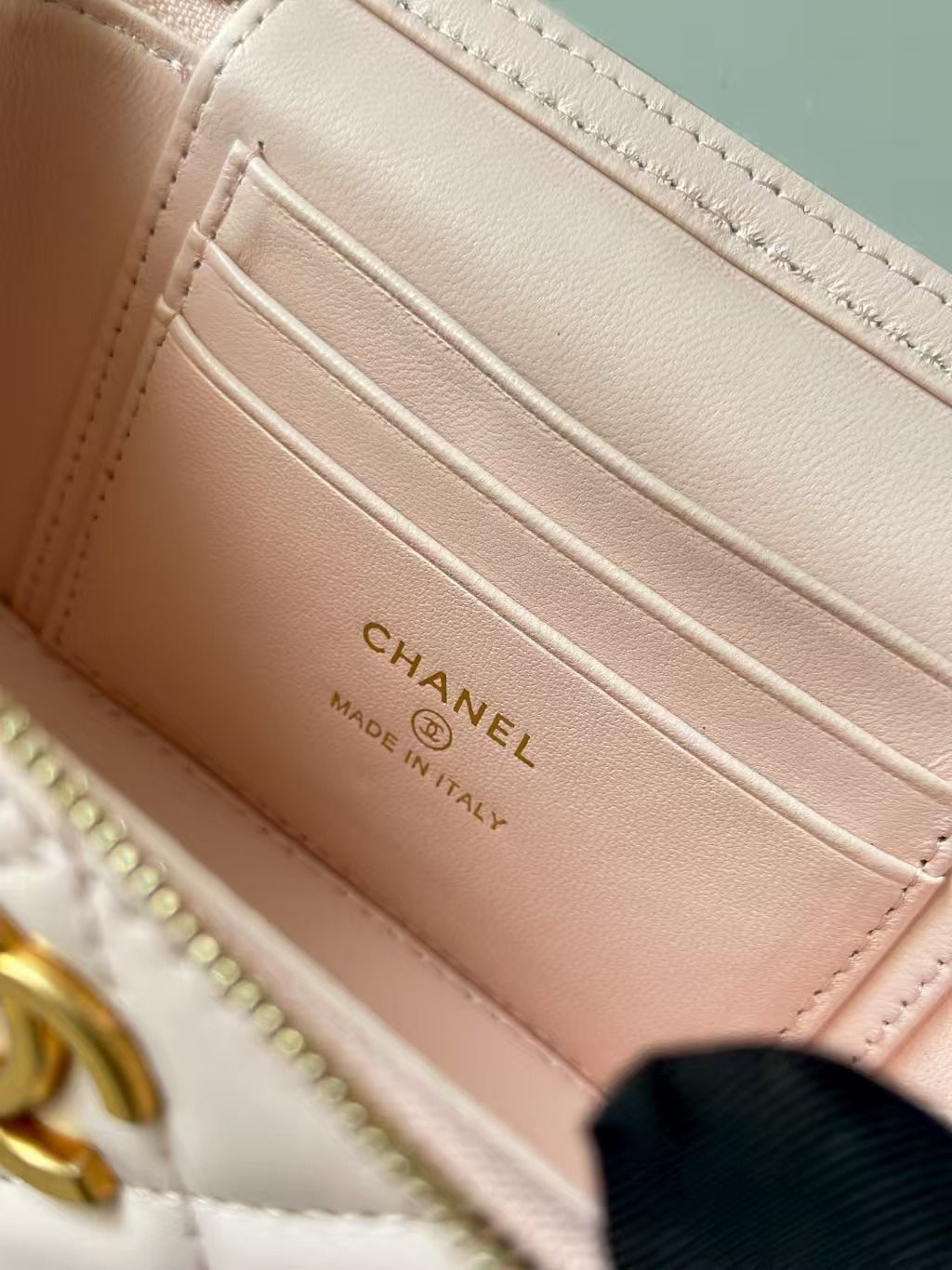 Ch*el vanity with chain 9.5x17x8cm