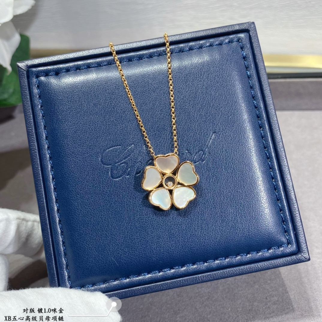 chopard five He**ts mother-of-pearl necklace