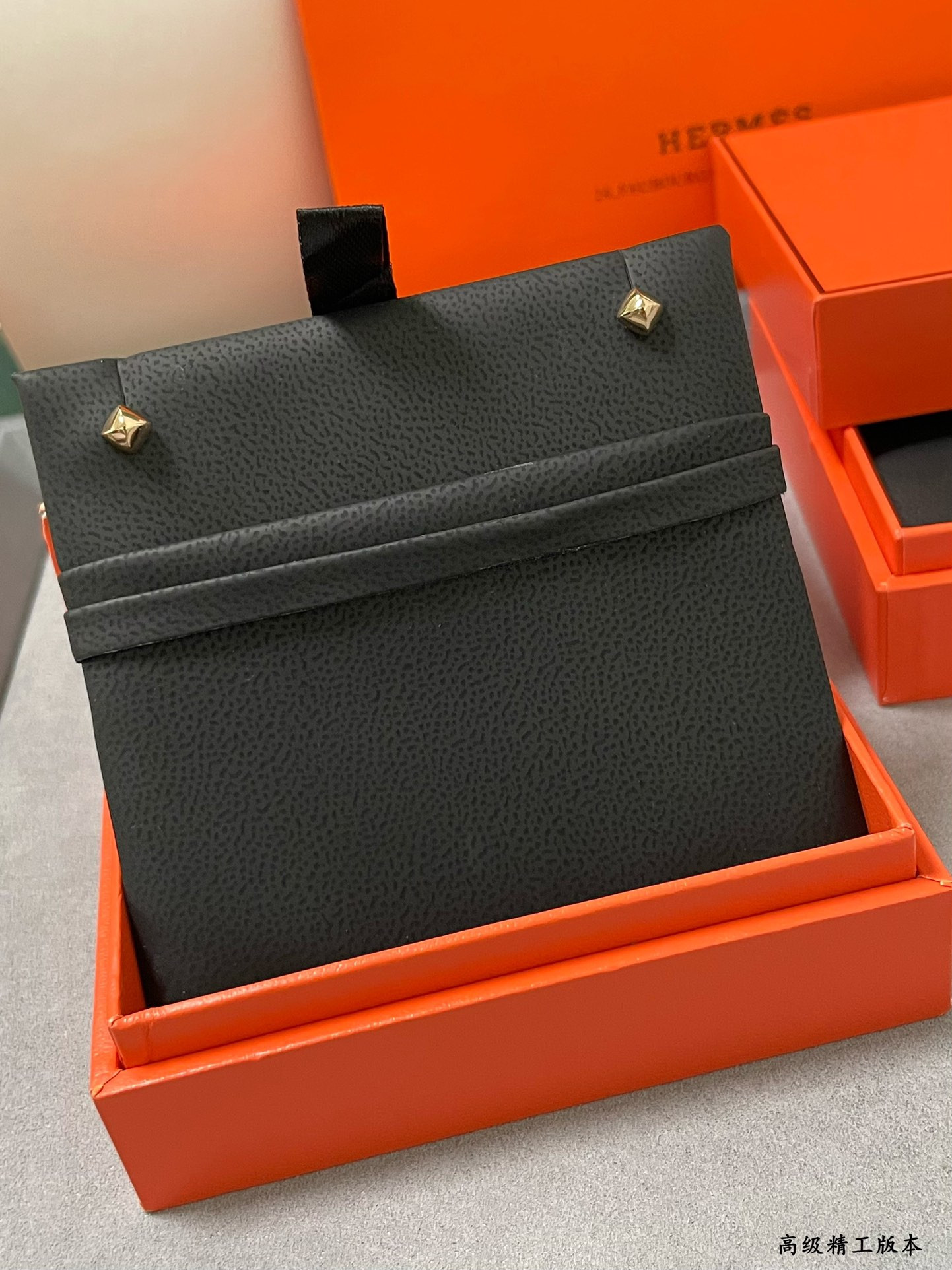 H**me5 single rivet smooth stud earrings