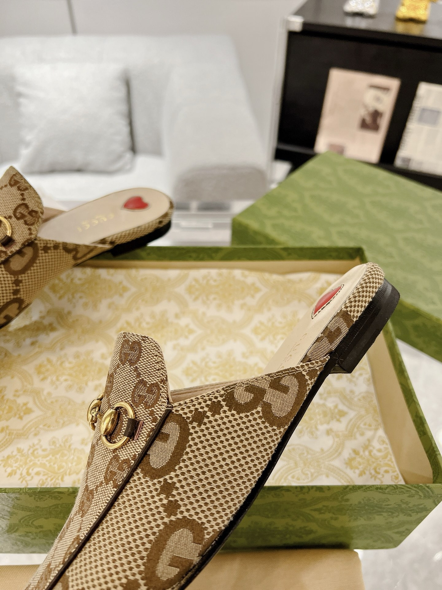 ua G*u*i princetown slipper