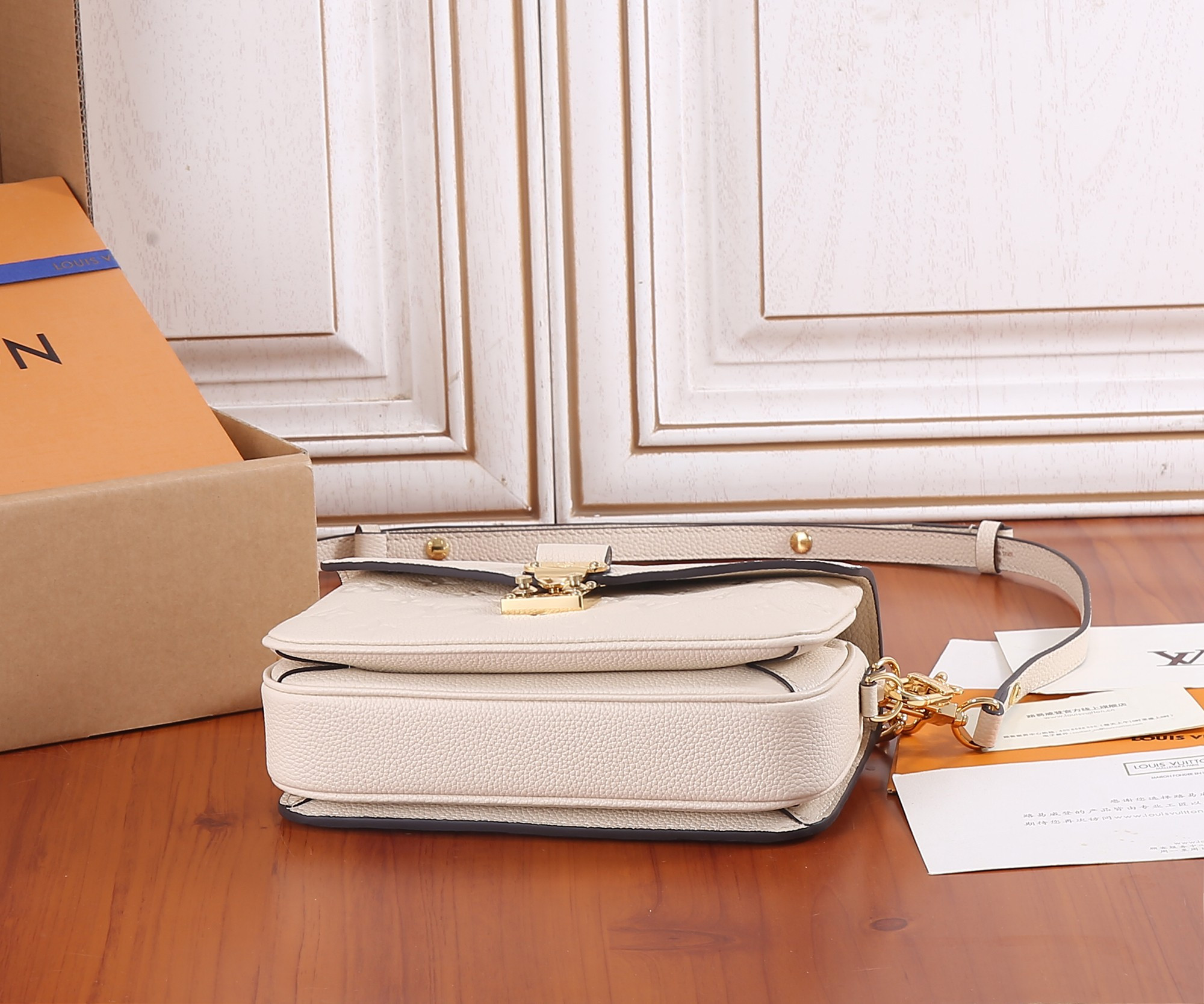 LV Pochette Métis East West M22942 21.5 x 13.5 x 6 cm