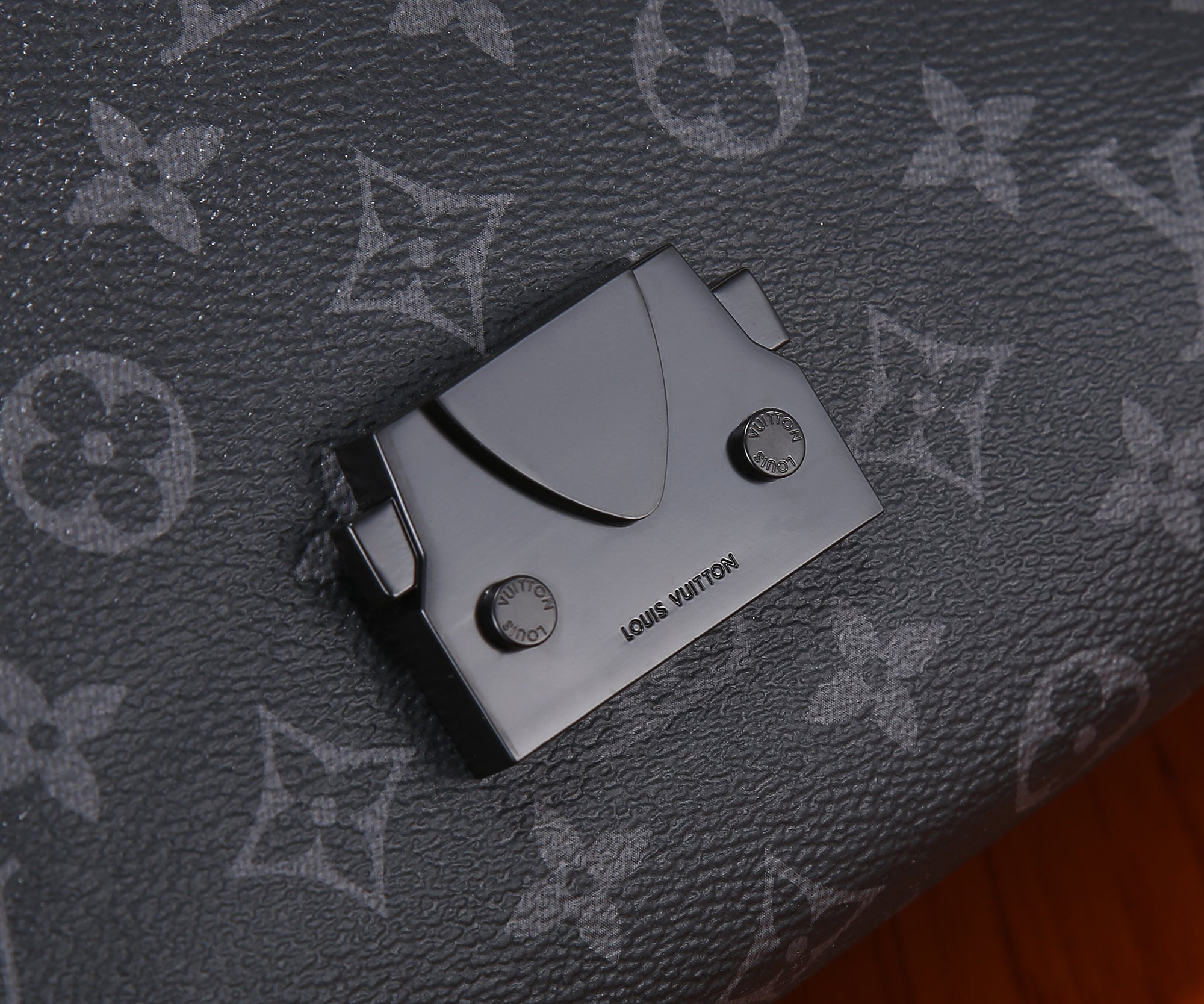 LV M46794 S-Cape Messenger 28 x 16 x 10 cm