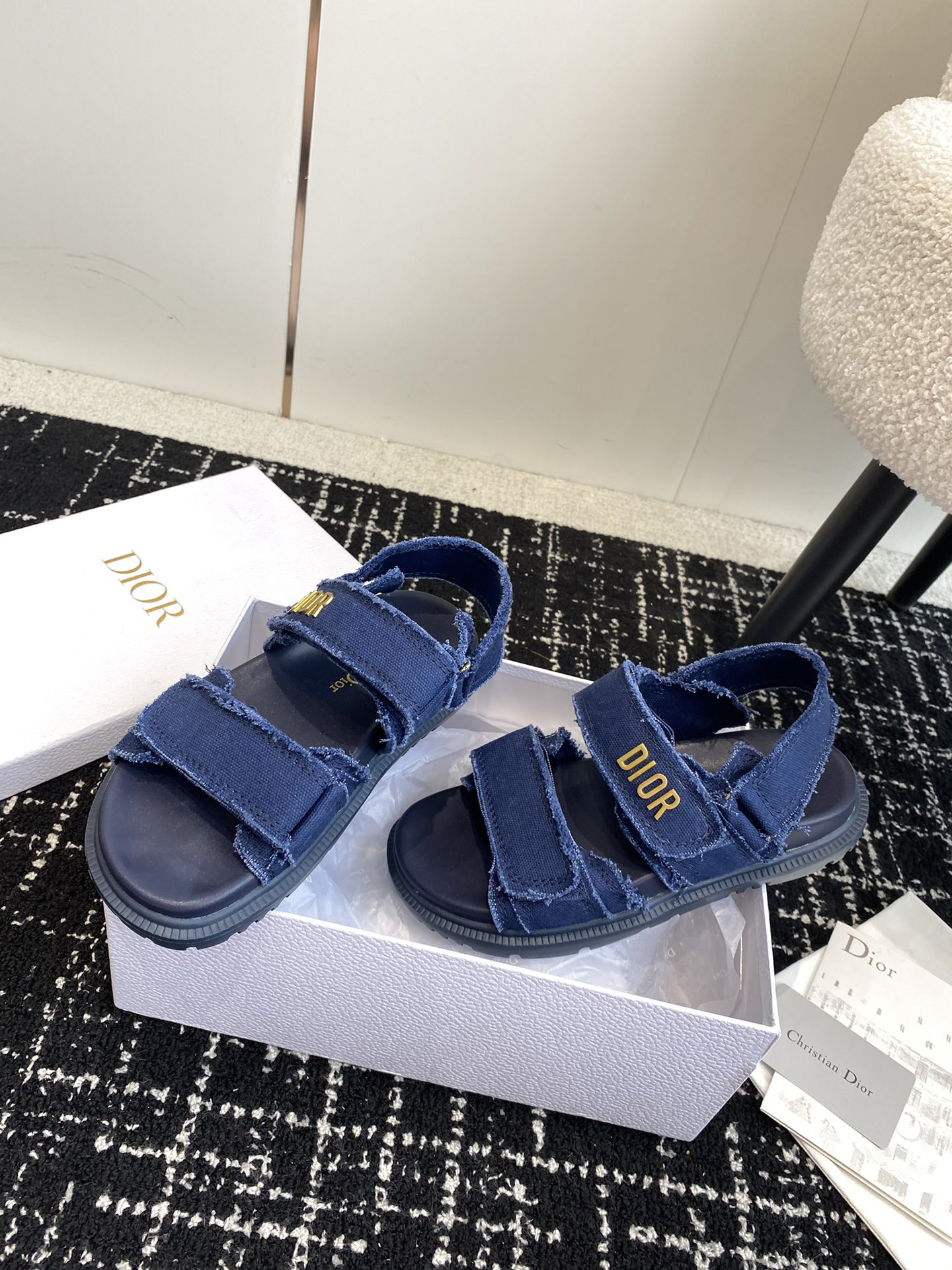 ua D*oract sandal