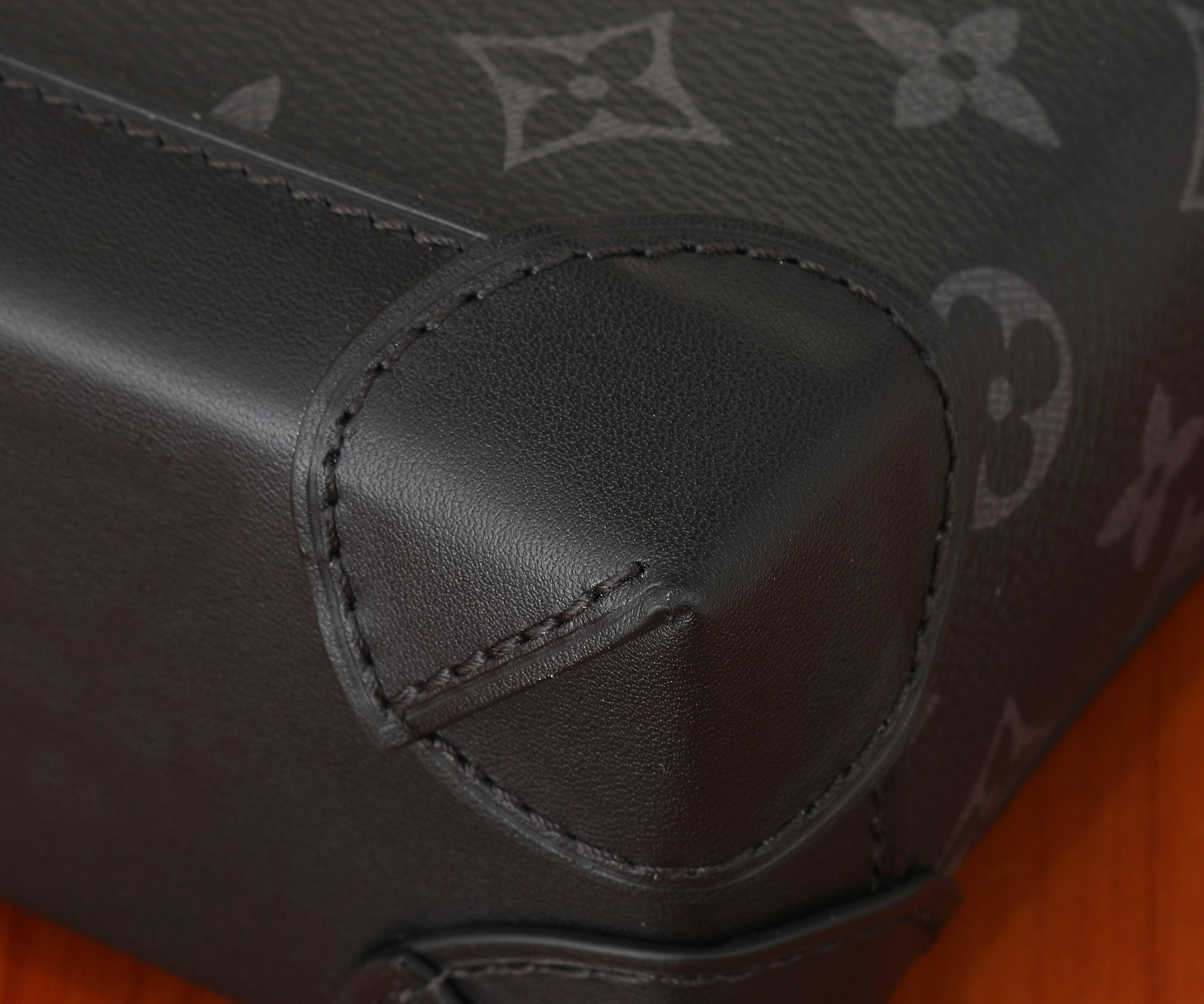 LV Nano Steamer M82774 5.9 x 7.1 x 2.8 in