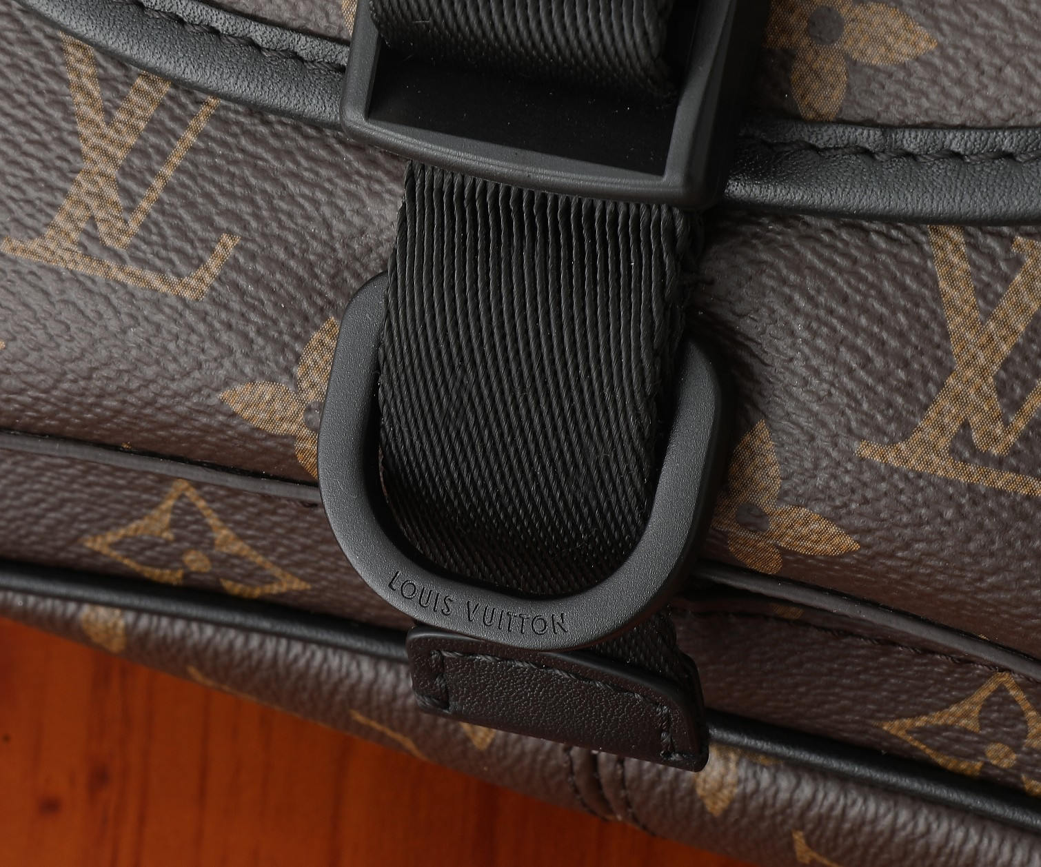 LV Quest Messenger M46973 7.1 x 7.1 x 3.9 inches