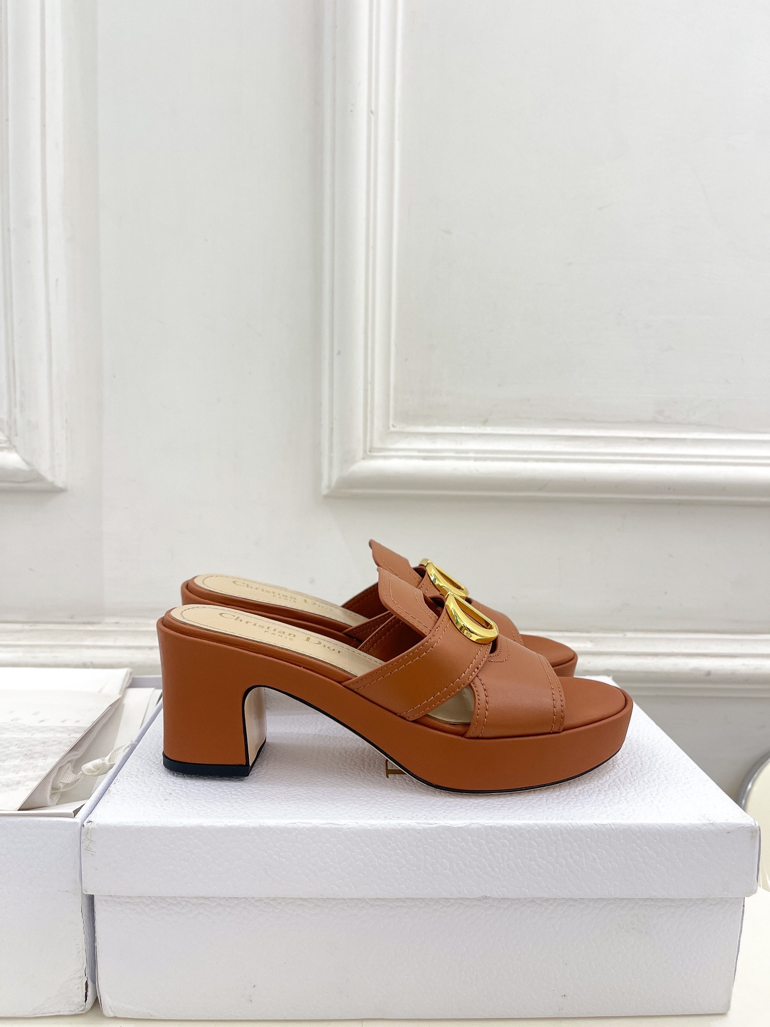 ua D*or 30 montaigne platform slide