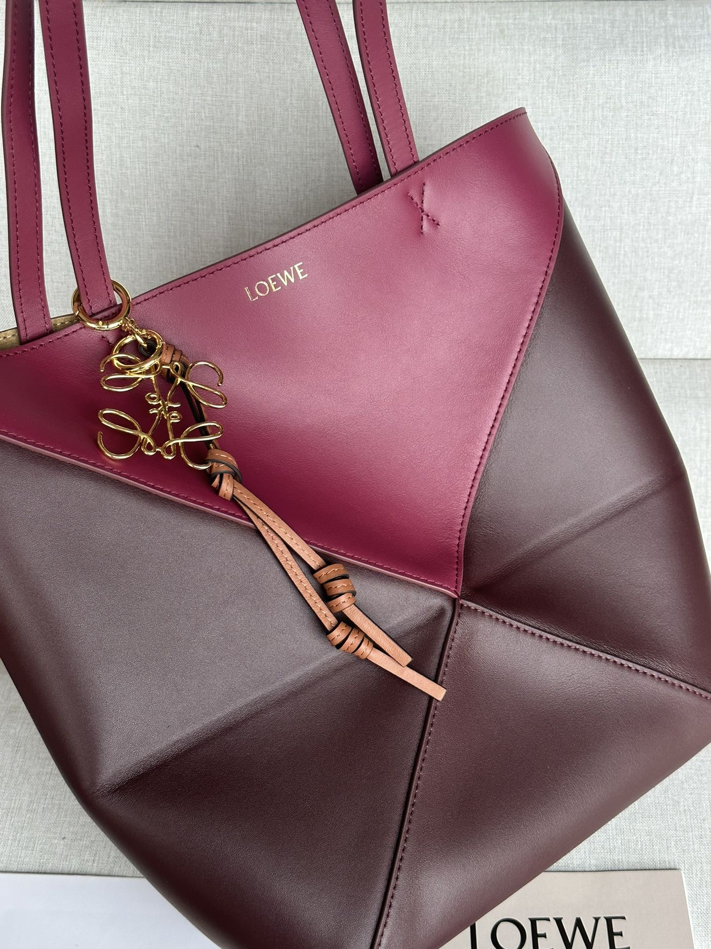 L0ew* medium puzzle fold tote in shiny calfskin 25.5x14.5x31.5cm