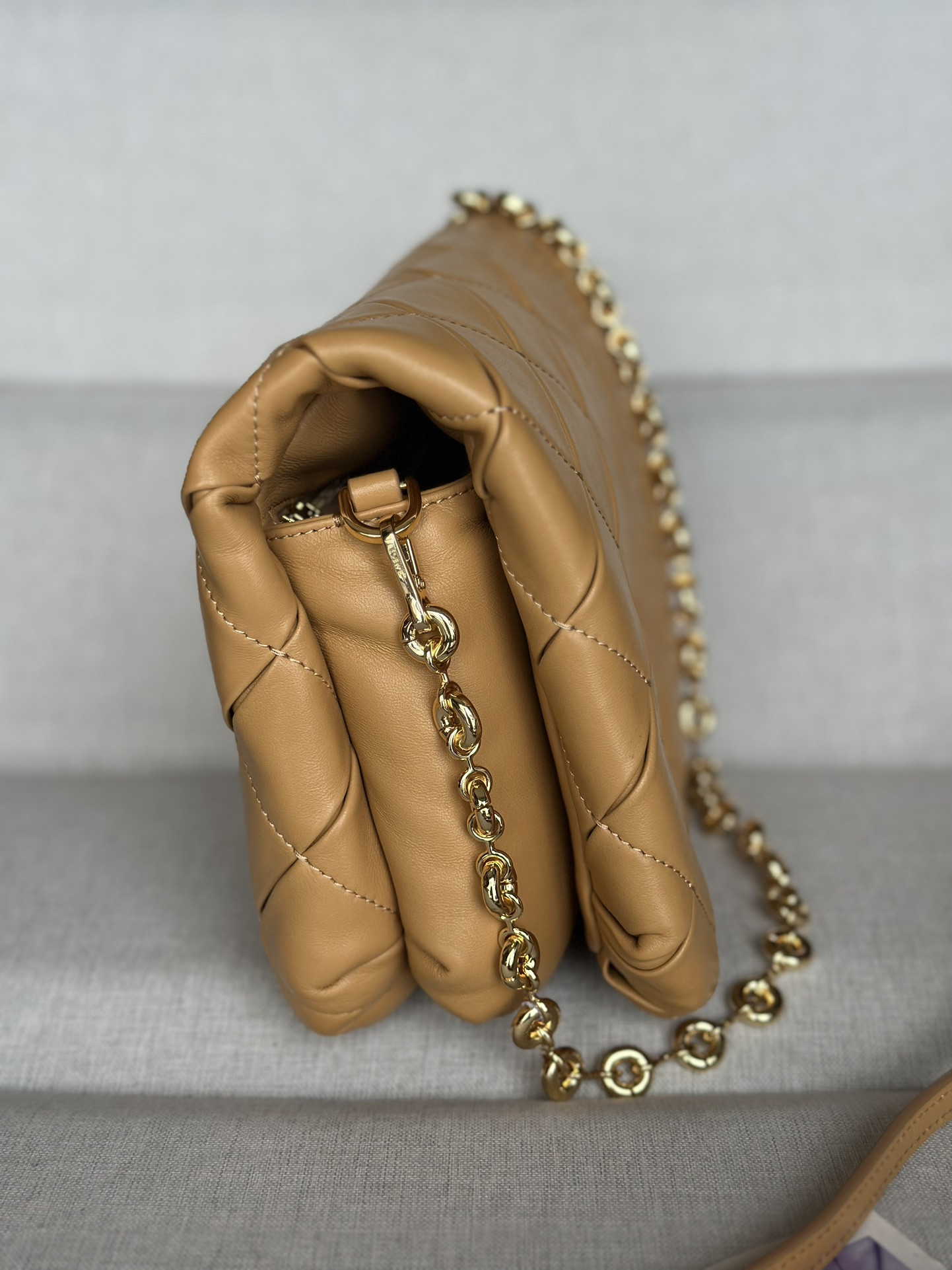 L0ew* puffer goya in pleated shiny nappa lambskin 23x17x9cm