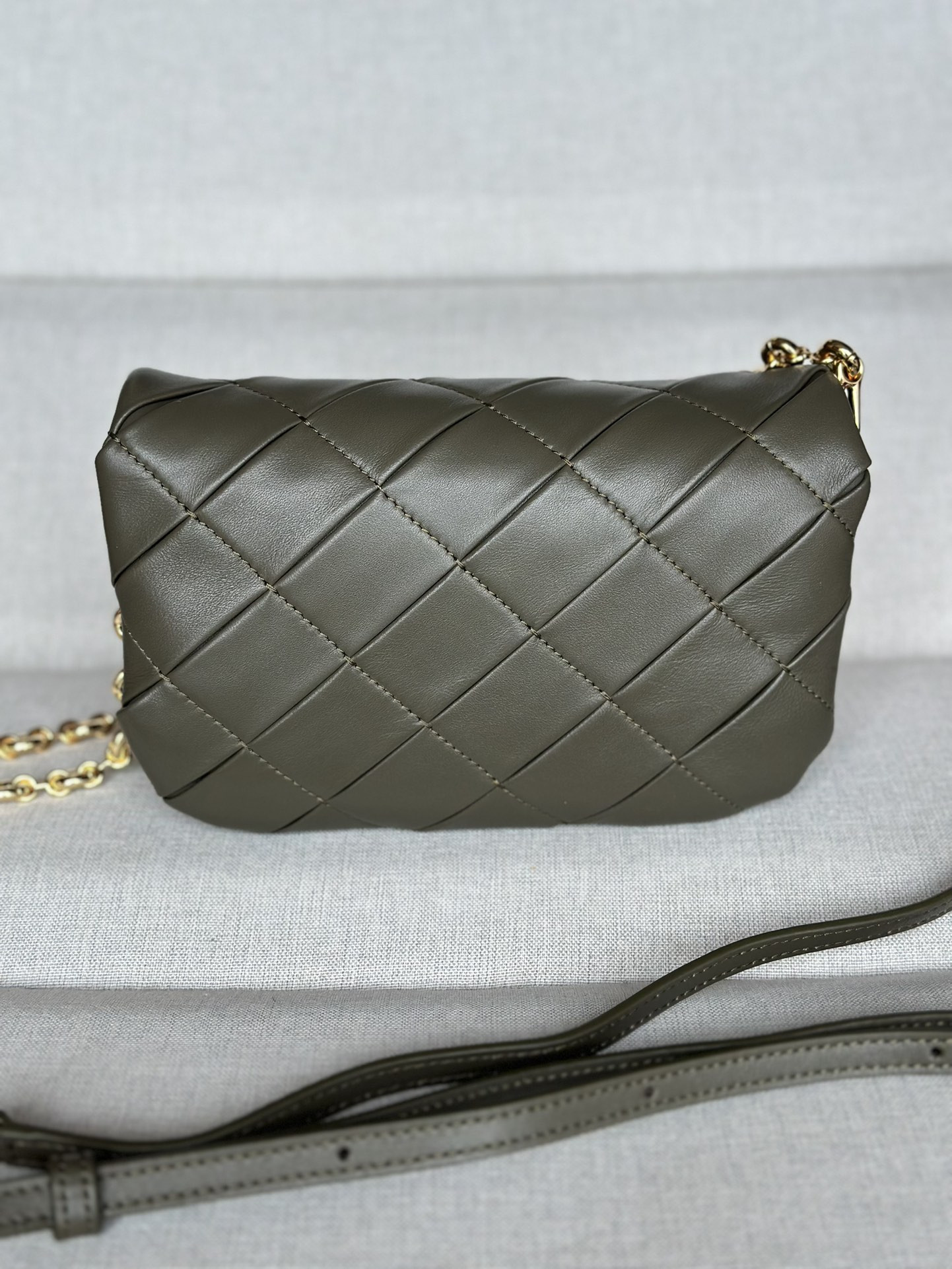 L0ew* mini puffer goya in pleated shiny nappa lambskin 20x6x13cm