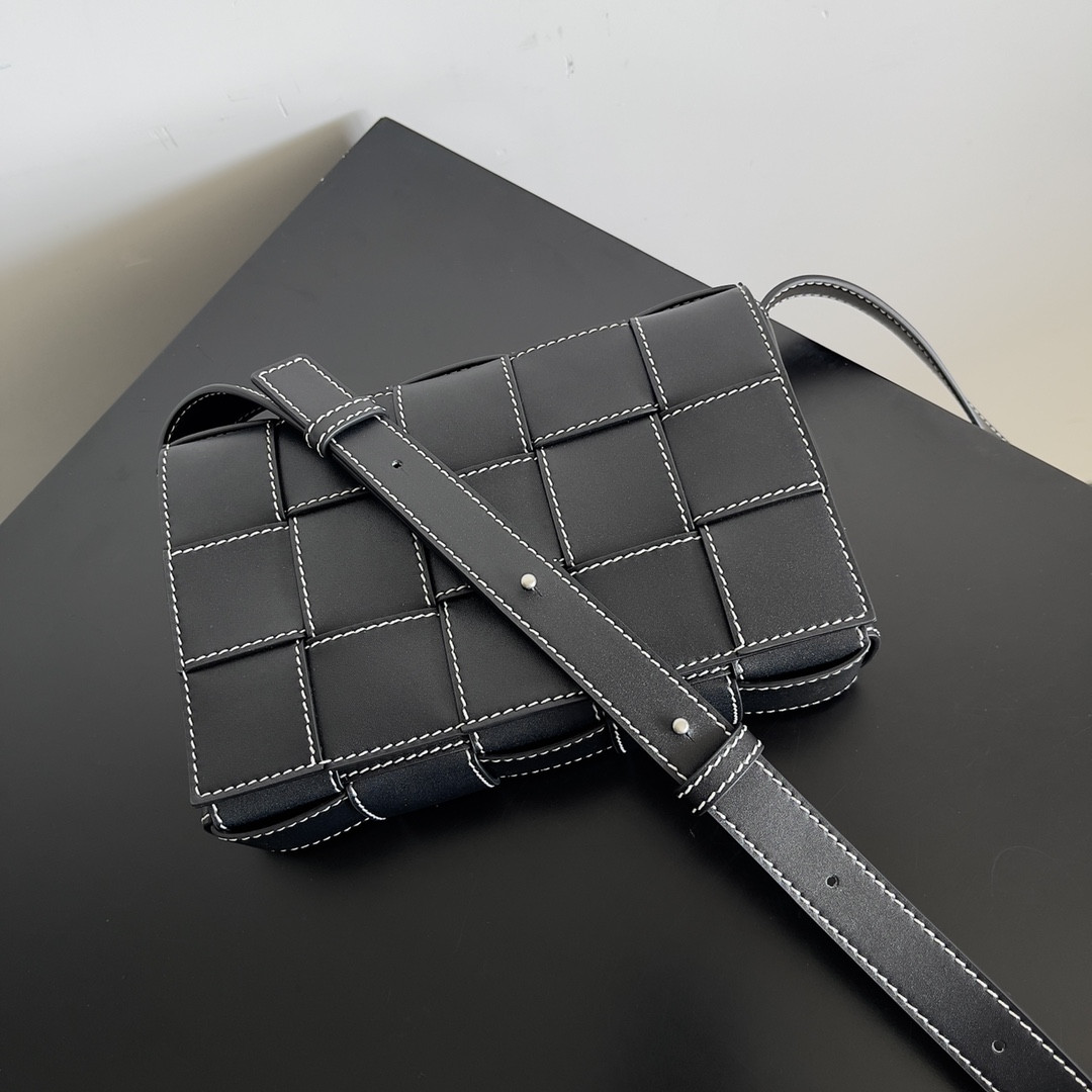 bo*te*ga Ve*ne*ta cassette 15x23x5cm