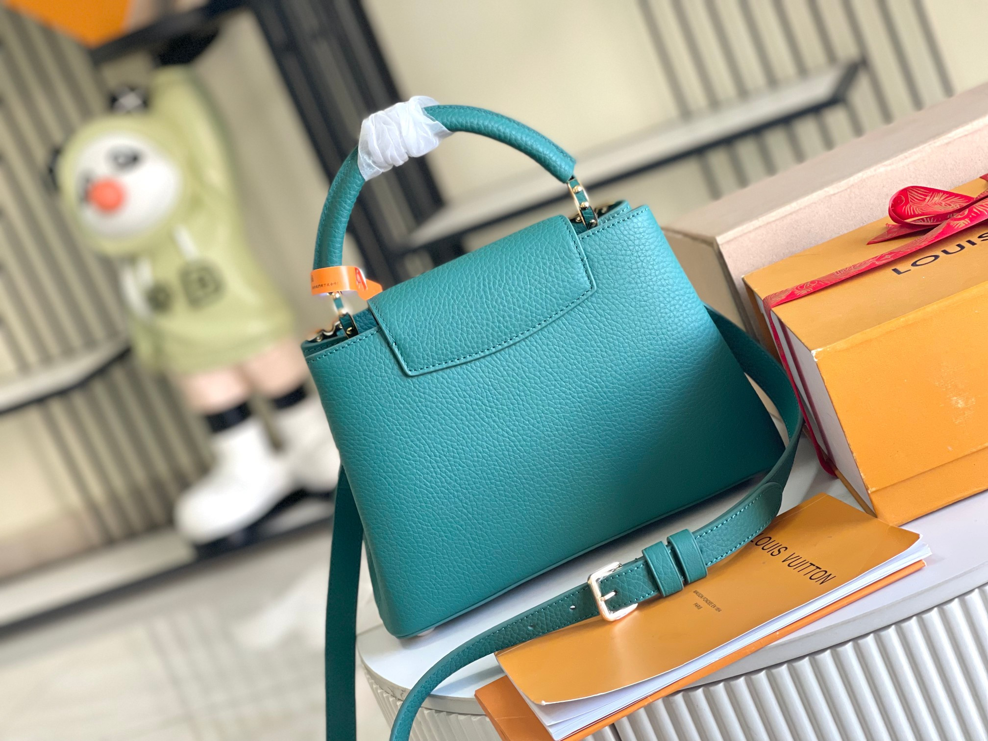 LV  Capucines Flower Crown M23766 Taurillon  27x18x9cm