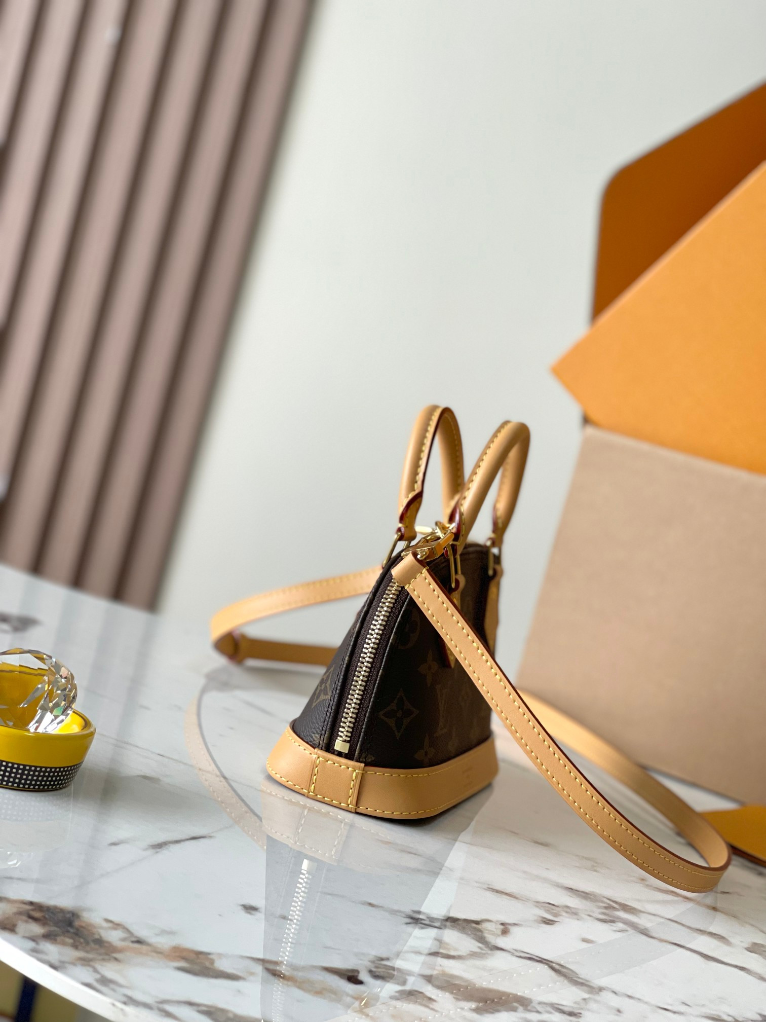 LV Nano Alma M82717 18x12x8cm