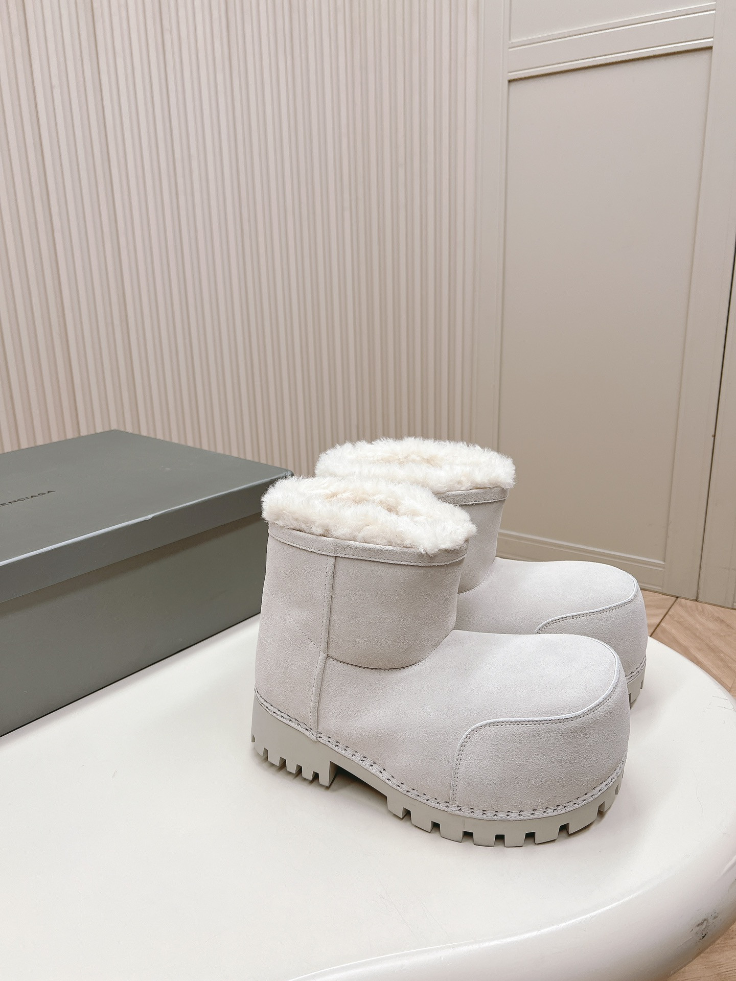 ua Ba*len*cia*ga snow boot