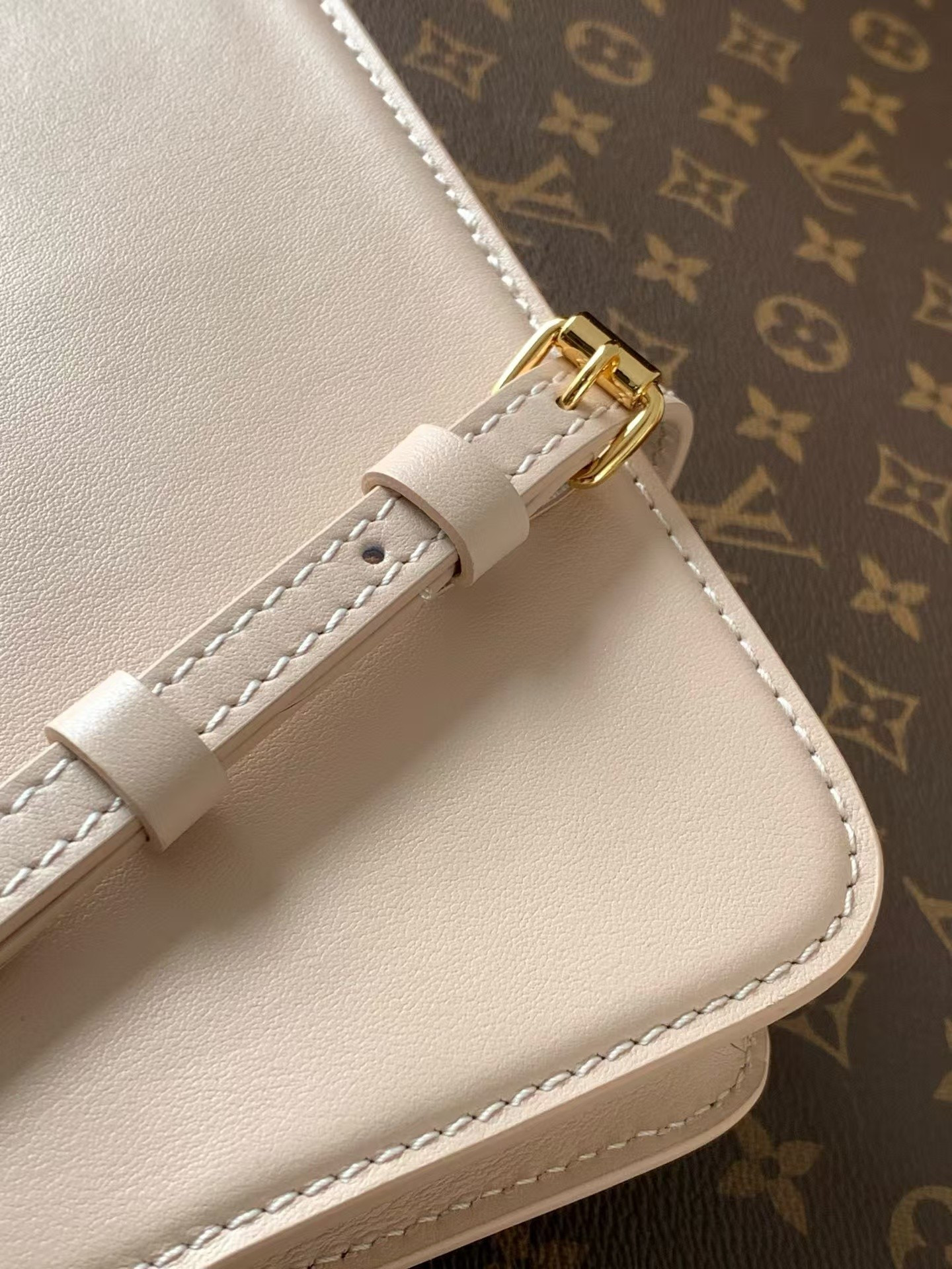 LV Wallet On Chain LV Bloom M14581 20x11.5x4cm