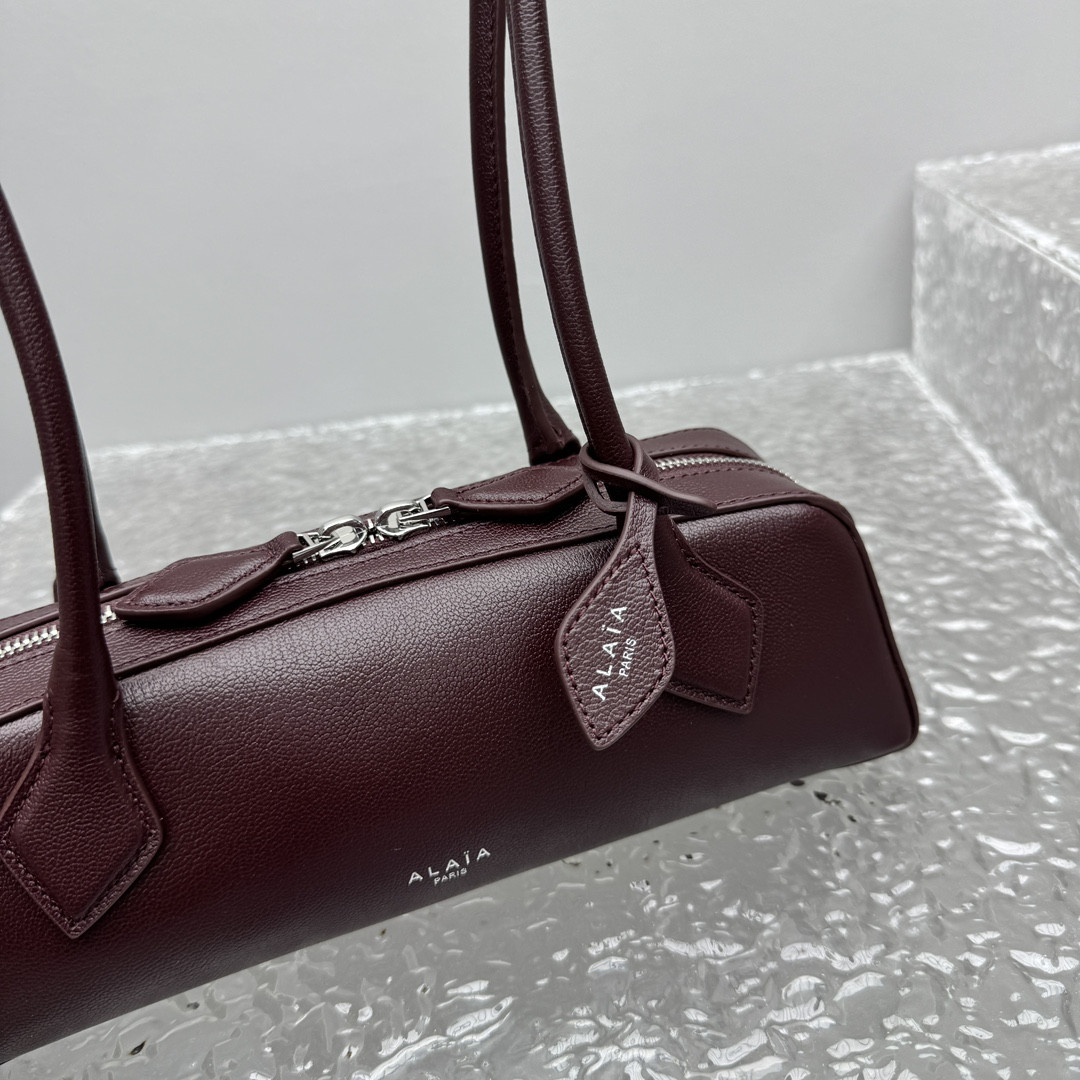 ALAÏA LE TECKEL SMALL BAG IN LEATHER 27x9x8cm