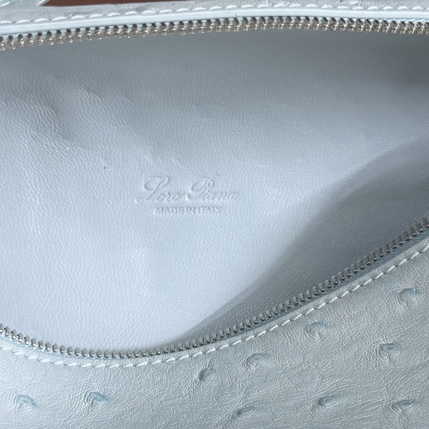 L**o p*ana extra pocket l19 ostrich-grained leather 11 x 19 x 6.5 cm