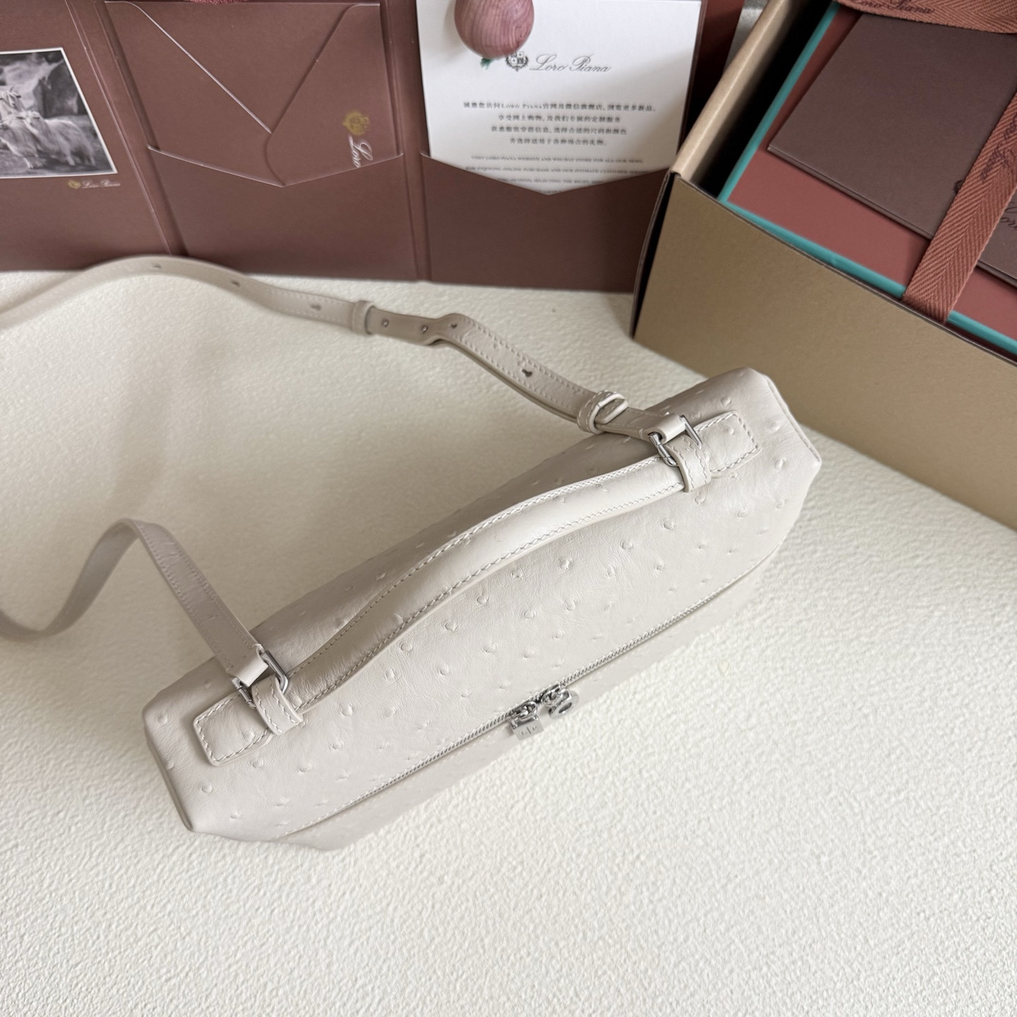 L**o p*ana extra pocket l27 ostrich-grained leather 16x27x10cm